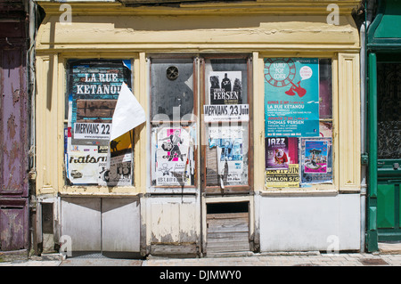 Boutique abandonnés avec des affiches dans les fenêtres Chalon sur Saone Bourgogne, l'Est de la France Banque D'Images