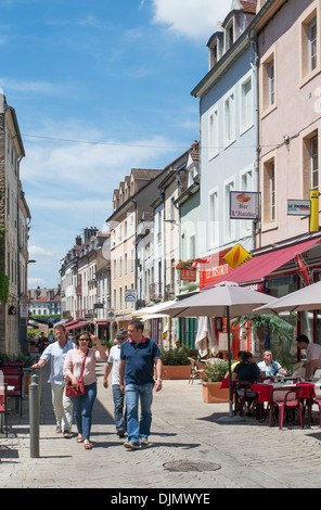 Groupe de personnes marchant le long d'une rue à Chalon sur Saone Bourgogne, l'Est de la France Banque D'Images