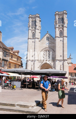 Couple avec sacs à dos randonnée Place St Vincent Chalon sur Saone Bourgogne, l'Est de la France Banque D'Images