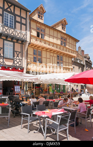 Les personnes mangeant de restaurants en plein air Place St Vincent Chalon sur Saone Bourgogne, l'Est de la France Banque D'Images