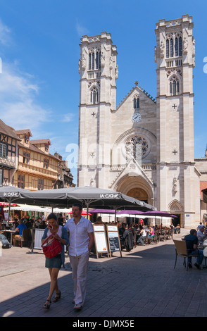 Couple en train de marcher à travers la Place St Vincent, Chalon sur Saone Bourgogne, l'Est de la France Banque D'Images