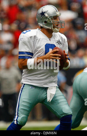 26 septembre 2010 - Houston, Texas, États-Unis d'Amérique - le quart-arrière des Cowboys de Dallas Tony Romo # 9 regarde vers pour un récepteur durant le match entre les Dallas Cowboys et les Texans de Houston au Reliant Stadium à Houston, Texas. Les Cowboys battre les Texans 27-13. (Crédit Image : © Matt Pearce/ZUMApress.com) Southcreek/mondial Banque D'Images