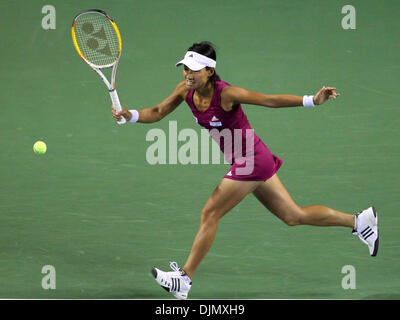 Sep 27, 2010 - Tokyo, Japon - KIMIKO DATE KRUMM du Japon renvoie une tourné contre M. Sharapova de Russie pendant le Pan Pacific Open Tennis Tournament à Ariake Colosseum à Tokyo. (Crédit Image : © Koichi Kamoshida/Jana/ZUMApress.com) Banque D'Images