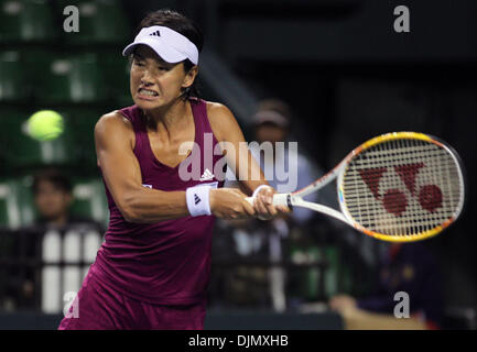 Sep 27, 2010 - Tokyo, Japon - KIMIKO DATE KRUMM du Japon renvoie une tourné contre M. Sharapova de Russie pendant le Pan Pacific Open Tennis Tournament à Ariake Colosseum à Tokyo. (Crédit Image : © Koichi Kamoshida/Jana/ZUMApress.com) Banque D'Images