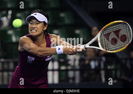 Sep 27, 2010 - Tokyo, Japon - KIMIKO DATE KRUMM du Japon renvoie une tourné contre M. Sharapova de Russie pendant le Pan Pacific Open Tennis Tournament à Ariake Colosseum à Tokyo. (Crédit Image : © Koichi Kamoshida/Jana/ZUMApress.com) Banque D'Images