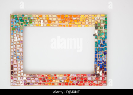 Fait main oа cadre photo "Smalti aux tons mosaïques italiennes' mosaïque de verre, blanc isolé backgrond, close-up Banque D'Images