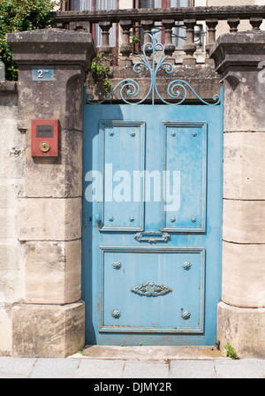 Jean bleu metal gate à jardin de chambre à Chagny l'est de la France Banque D'Images