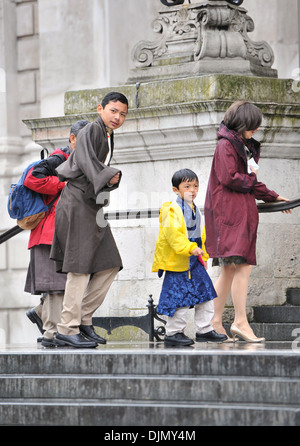 Atmosphère sa sainteté Dalai Lama arrive à la Cathédrale St Paul de recevoir Prix Templeton Londres Angleterre - 14.05.12 Banque D'Images