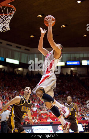 University of New Mexico/avant garde Darington Hobson (1) allant jusqu'à une mise en place tandis que la défense de cow-boy n'est pas de taille à Hobson. # 12 Université du Nouveau Mexique dominé l'Université du Wyoming 61-83 au Pitt à Albuquerque, Nouveau Mexique. (Crédit Image : © Long Nuygen/global/ZUMApress.com) Southcreek Banque D'Images