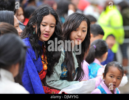 Atmosphère sa sainteté Dalai Lama arrive à la Cathédrale St Paul de recevoir Prix Templeton Londres Angleterre - 14.05.12 Banque D'Images