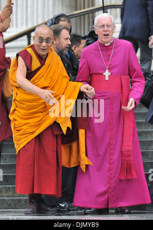 Sa Sainteté le Dalaï Lama arrive à la Cathédrale St Paul de recevoir Prix Templeton Londres Angleterre - 14.05.12 Banque D'Images