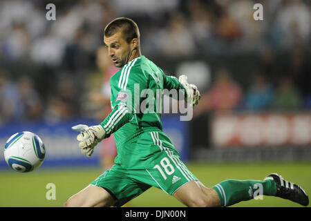 Le 29 septembre, 2010 - Santa Clara, Californie, États-Unis d'Amérique - San Jose Earthquakes gardien Jon Busch (18) plates pendant le jeu entre la MLS San Jose Earthquakes et Chicago Fire à la Buck Shaw Stadium. L'incendie a défait les tremblements de 3-0. (Crédit Image : © Matt Cohen/ZUMApress.com) Southcreek/mondial Banque D'Images