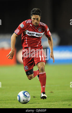 Le 29 septembre, 2010 - Santa Clara, Californie, États-Unis d'Amérique - le milieu de l'incendie de Chicago John Thorrington (11) attaque les tremblements de la défense pendant le jeu entre la MLS San Jose Earthquakes et Chicago Fire à la Buck Shaw Stadium. L'incendie a défait les tremblements de 3-0. (Crédit Image : © Matt Cohen/ZUMApress.com) Southcreek/mondial Banque D'Images