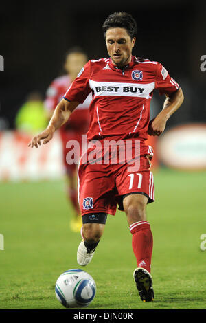 Le 29 septembre, 2010 - Santa Clara, Californie, États-Unis d'Amérique - le milieu de l'incendie de Chicago John Thorrington (11) attaque les tremblements de la défense pendant le jeu entre la MLS San Jose Earthquakes et Chicago Fire à la Buck Shaw Stadium. L'incendie a défait les tremblements de 3-0. (Crédit Image : © Matt Cohen/ZUMApress.com) Southcreek/mondial Banque D'Images