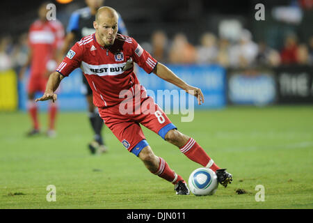Le 29 septembre, 2010 - Santa Clara, Californie, États-Unis d'Amérique - Chicago Fire Freddie Ljungberg milieu (8) dribble entre les tremblements de la défense pendant le jeu entre la MLS San Jose Earthquakes et Chicago Fire à la Buck Shaw Stadium. L'incendie a défait les tremblements de 3-0. (Crédit Image : © Matt Cohen/ZUMApress.com) Southcreek/mondial Banque D'Images
