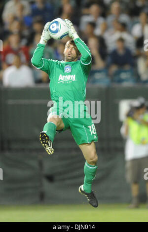 Le 29 septembre, 2010 - Santa Clara, Californie, États-Unis d'Amérique - San Jose Earthquakes gardien Jon Busch (18) picks off une croix pendant le jeu entre la MLS San Jose Earthquakes et Chicago Fire à la Buck Shaw Stadium. L'incendie a défait les tremblements de 3-0. (Crédit Image : © Matt Cohen/ZUMApress.com) Southcreek/mondial Banque D'Images