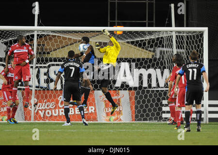 Le 29 septembre, 2010 - Santa Clara, Californie, États-Unis d'Amérique - Chicago Fire le gardien Sean Johnson (25) poinçons loin une croix pendant le jeu entre la MLS San Jose Earthquakes et Chicago Fire à la Buck Shaw Stadium. L'incendie a défait les tremblements de 3-0. (Crédit Image : © Matt Cohen/ZUMApress.com) Southcreek/mondial Banque D'Images