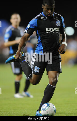 Le 29 septembre, 2010 - Santa Clara, Californie, États-Unis d'Amérique - San Jose Earthquakes Brandon McDonald (Milieu 14) se prépare à passer en cas de la MLS match entre les San Jose Earthquakes et Chicago Fire à la Buck Shaw Stadium. L'incendie a défait les tremblements de 3-0. (Crédit Image : © Matt Cohen/ZUMApress.com) Southcreek/mondial Banque D'Images