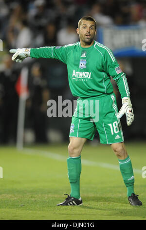 Le 29 septembre, 2010 - Santa Clara, Californie, États-Unis d'Amérique - San Jose Earthquakes gardien Jon Busch (18) dirige ses défenseurs au cours de la MLS match entre les San Jose Earthquakes et Chicago Fire à la Buck Shaw Stadium. L'incendie a défait les tremblements de 3-0. (Crédit Image : © Matt Cohen/ZUMApress.com) Southcreek/mondial Banque D'Images