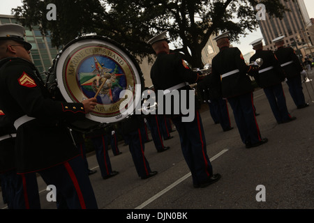 Les membres du Marine Corps Band New Orleans mars à la troisième édition de Bayou Classic parade le 28 novembre 2013. Le Bayou Classic Banque D'Images