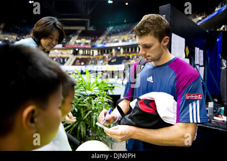 30 septembre 2010 - Bangkok, Thaïlande - IVAN DODIG, signe des autographes de la Croatie après son deuxième tour le jour du sixième de la Thaïlande 2010 Tournoi de tennis ATP match à Impact Arena. (Crédit Image : © Wongrat ZUMApress.com) Natthawat/ Banque D'Images