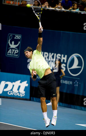 30 septembre 2010 - Bangkok, Thaïlande - RAFAEL NADAL sert d'Espagne contre Ruben Bemelmans de Belgique durant sa deuxième tour le jour du sixième de la Thaïlande 2010 Tournoi de tennis ATP match à Impact Arena. (Crédit Image : © Wongrat ZUMApress.com) Natthawat/ Banque D'Images