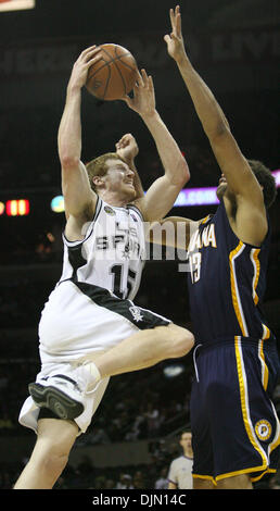 Mar 01, 2008 - San Antonio, Texas, USA - Spurs MATT BONNER durs sur Indiana Pacers n° 13 David Harrison durant la 4ème période de jeu à l'at&t center Jeudi 6 mars 2008. (Crédit Image : © Delcia Lopez/San Antonio Express-News/ZUMA Press) RESTRICTIONS : * San Antonio, Seattle et journaux à potins USA * Droits de l'homme Banque D'Images