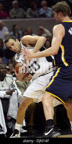 Mar 01, 2008 - San Antonio, Texas, USA - Spurs MANU GINOBILI est poussé hors des limites par les Indiana Pacers n° 3 TROY MURPHY à la 2e période de jeu à l'at&t center Jeudi 6 mars 2008. La pièce qui s'est éjecté de sortir de son jeu avec un pas d'appel sur Ginobili. (Crédit Image : © Delcia Lopez/San Antonio Express-News/ZUMA Press) RESTRICTIONS : * San Antonio, Seattle et l'onglet Journaux USA Banque D'Images