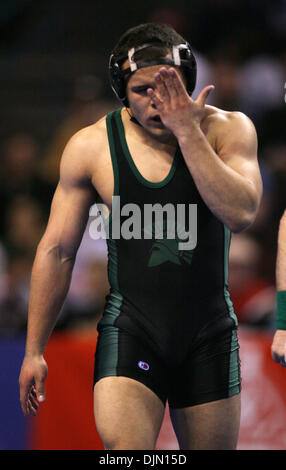 École secondaire De La Salle's Tito Pica essuie le visage lors d'une temporisation dans ses 171 livres de demi-finale contre Jake Meredith de Temecula Valley High School à la CAF 2008 du championnat de l'État à Rabobank Arena, samedi 1 mars 2008 à Bakersfield, Californie, a gagné 9-3, Meredith (D. Ross Cameron/l'Oakland Tribune) Banque D'Images