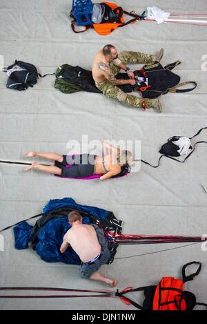 Marque, de l'Allemagne. 29 nov., 2013. Un pack de base jumpers leur parachute à des îles tropicales dans les marques, Allemagne, 29 novembre 2013. Du 29 novembre au 01 décembre, le meilleur cavalier de base dans le monde entier sont réunis à des îles tropicales pour la 2e Coupe du Monde de base à l'intérieur avec 60 cavaliers venant de 16 pays. Photo : PATRICK PLEUL/dpa/Alamy Live News Banque D'Images