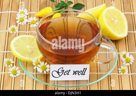 Carte de prompt avec tasse de thé de camomille et de citron sur le tapis de bambou Banque D'Images