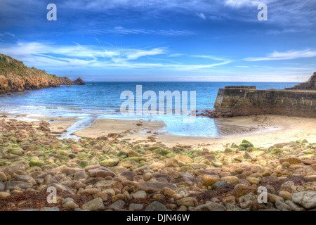 Lamorna cove et plage Cornwall England UK dans HDR sur la péninsule de Penwith Banque D'Images