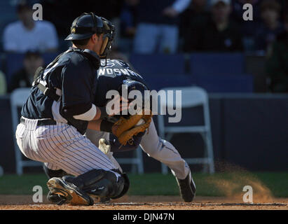 Mar 08, 2008 - Tampa, Floride, États-Unis - Tampa Bay Rays ELLIOT JOHNSON se heurte à New York Yankees catcher FRANCISCO CERVELLI durant la neuvième manche. Rays de Tampa Bay jouer la nouvelle York Yankee dans un jeu d'entraînement du printemps sur terrain. (Crédit Image : © Chris Zuppa/St Petersburg Times/ZUMA Press) RESTRICTIONS : * Tampa Tribune et USA Les tabloïds de l'Homme * Banque D'Images