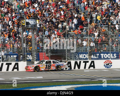 Mar 09, 2008 - Hampton, New York, USA - Kyle Busch (# 18) SnickersToyota, prend le drapeau à damier lors de l'Kobalt Tools 500 à Atlanta Motor Speedway le Dimanche, Mars 9, 2008 Toyota donne sa première victoire dans la NASCAR Sprint Cup series. (Crédit Image : Banque D'Images