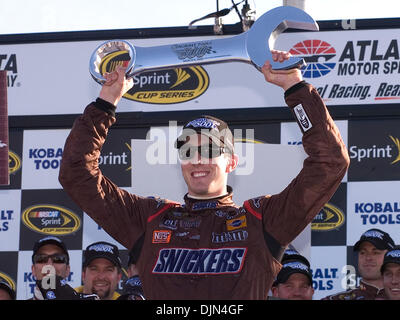 Mar 09, 2008 - Hampton, New York, USA - Kyle Busch (# 18) SnickersToyota, gagne le Kobalt Tools 500 à Atlanta Motor Speedway le Dimanche, Mars 9, 2008 Toyota donne sa première victoire dans la NASCAR Sprint Cup series. (Crédit Image : Banque D'Images