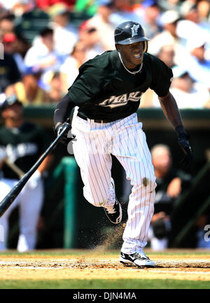 14 mars 2008 - Jupiter, Floride, USA - voltigeur CAMERON MAYBIN Marlins s'exécute au premier but lors d'un match d'entraînement de printemps contre les Mets de New York vendredi de Jupiter. (Crédit Image : © Bill Ingram/Palm Beach Post/ZUMA Press) RESTRICTIONS : * DÉPART * Droits de tabloïds USA Banque D'Images