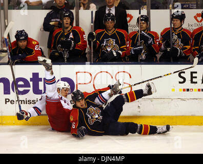 14 mars 2008 - Sunrise, Floride, USA - NATHAN HORTON (16), de la Floride, upends CHRISTIAN BACKMAN (55), de New York, dans la deuxième période d'un match joué à la Bank Atlantic Center dans l'aube vendredi. Score d'2-2. (Crédit Image : © Gary Coronado/Palm Beach Post/ZUMA Press) RESTRICTIONS : * DÉPART * Droits de tabloïds USA Banque D'Images