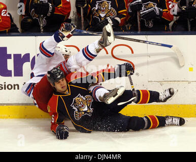 14 mars 2008 - Sunrise, Floride, USA - NATHAN HORTON (16), de la Floride, upends CHRISTIAN BACKMAN (55), de New York, dans la deuxième période d'un match joué à la Bank Atlantic Center dans l'aube vendredi. Score d'2-2. (Crédit Image : © Gary Coronado/Palm Beach Post/ZUMA Press) RESTRICTIONS : * DÉPART * Droits de tabloïds USA Banque D'Images