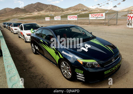 Mar 15, 2008- Rosamond, CA, USA Le modifoed Scions que coureurs dans le 2008 Toyota Pro/Celebrity Race, soient déposés dans une session de formation pour la 32e course annuelle qui aura lieu le 19 avril 2008 à Long Beach, en Californie. Crédit obligatoire : Photo par Jonathan Alcorn/ZUMA Press. © Copyright 2008 by Jonathan Alcorn Banque D'Images