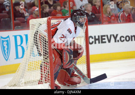 Mar 16, 2008 - Raleigh, Caroline du Nord, USA - Le gardien des Sénateurs d'Ottawa, MARTIN GERBER contre les Hurricanes de la Caroline au RBC Center. Carolina a gagné le match de hockey avec un score final de 5-1. (Crédit Image : © Jason Moore/ZUMA Press) Banque D'Images