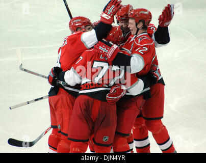 Mar 16, 2008 - Raleigh, Caroline du Nord, USA - Les Sénateurs d'Ottawa contre les Hurricanes de la Caroline alors qu'ils célèbrent la victoire au RBC Center. Carolina a gagné le match de hockey avec un score final de 5-1. (Crédit Image : © Jason Moore/ZUMA Press) Banque D'Images