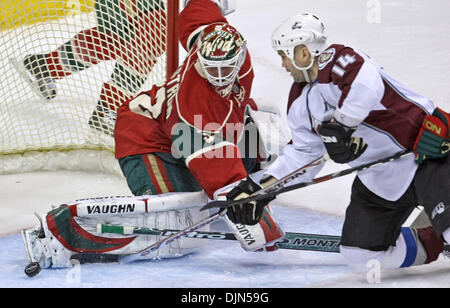 Mar 17, 2008 - Saint Paul, Minnesota, USA - Wild vs Colorado. Gardien NIKLAS BACKSTROM sauvage a fait une plongée ajouter à rob Colorado's IAN LAPERRIERE d'un but en 2e période d'action. (Crédit Image : © Bruce Bisping/Minneapolis Star Tribune/ZUMA Press) RESTRICTIONS : * DÉPART * Droits de tabloïds USA Banque D'Images