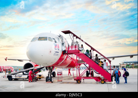 L'accès à bord d'AirAsia avion à réaction dans l'aéroport de Kuala Lumpur Banque D'Images