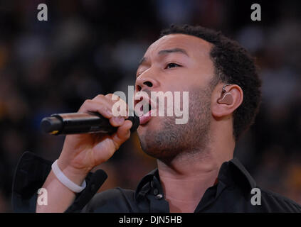 Chanteur John Legend chante l'hymne national avant le début de leur match contre les Rockets de Houston le vendredi 21 mars 2008, à l'Oracle Arena à Oakland, Californie (Jose Carlos Fajardo/Contra Costa Times/ZUMA Press). Banque D'Images