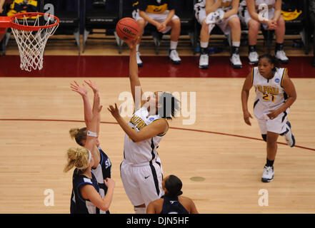 California Golden Bears' Ashley Walker, # 44, monte pour le panier contre les San Diego Toreros dans la 2e moitié du premier tour de l'édition 2008 du championnat NCAA de basket-ball des femmes le samedi 22 mars 2008 à Maples Pavilion à Palo Alto, Californie Cal bat San Diego 77-60 pour passer au deuxième tour. (Jose Carlos Fajardo/Contra Costa Times/ZUMA Press). Banque D'Images