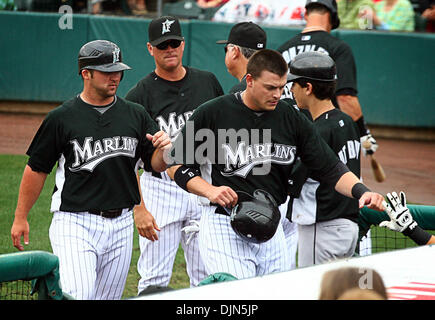 Mar 23, 2008 - Jupiter, Floride, USA - DAN UGGLA, gauche, et DALLAS MCPHERSON, milieu, retour à l'étang-réservoir après avoir marqué d'un Josh Willingham seul durant la quatrième manche contre les Nationals de Washington à Roger Dean Stadium dimanche. Le score a donné l'un des Marlins 4-2 plomb. (Crédit Image : © Richard Graulich/Palm Beach Post/ZUMA Press) RESTRICTIONS : * DÉPART * Droits de tabloïds USA Banque D'Images