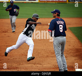 Mar 23, 2008 - Jupiter, Floride, USA - Florida's # 2 HANLEY RAMIREZ tours avant de marquer d'un troisième Dan Uggla seul en face de Washington's # 8 AARON BOONE durant la quatrième manche contre les Nationals de Washington à Roger Dean Stadium. (Crédit Image : © Richard Graulich/Palm Beach Post/ZUMA Press) RESTRICTIONS : * DÉPART * Droits de tabloïds USA Banque D'Images