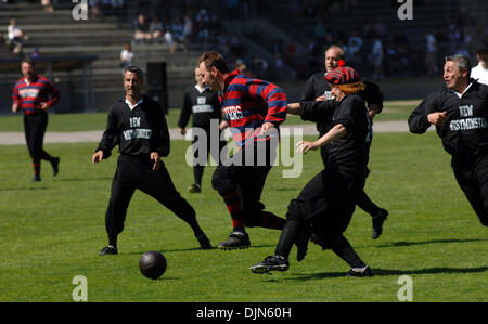 24 mai 2008 - New Westminster, Colombie-Britannique, Canada - Reconstitution de la première partie de football en Colombie-Britannique, 'apperton Rovers' vs 'Royal City Club, des entraîneurs a eu lieu à Queen's Park Stadium. L'événement est une célébration de l'histoire des débuts de la Colombie-Britannique et du rôle des Ingénieurs Royaux dans la construction et l'évaluation de la province. Le premier jeu de football BC s'est pla Banque D'Images