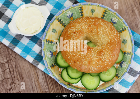 Bagel au fromage à la crème, le concombre et le cresson, Close up Banque D'Images