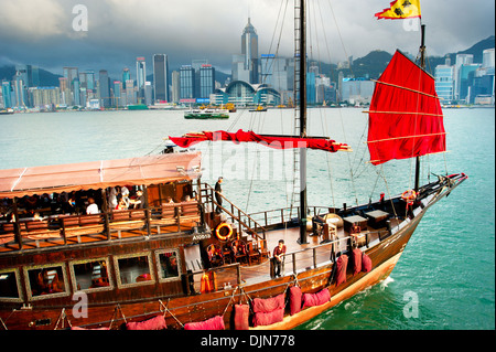 De style traditionnel chinois junk touristiques naviguant dans le port de Hong Kong . Banque D'Images